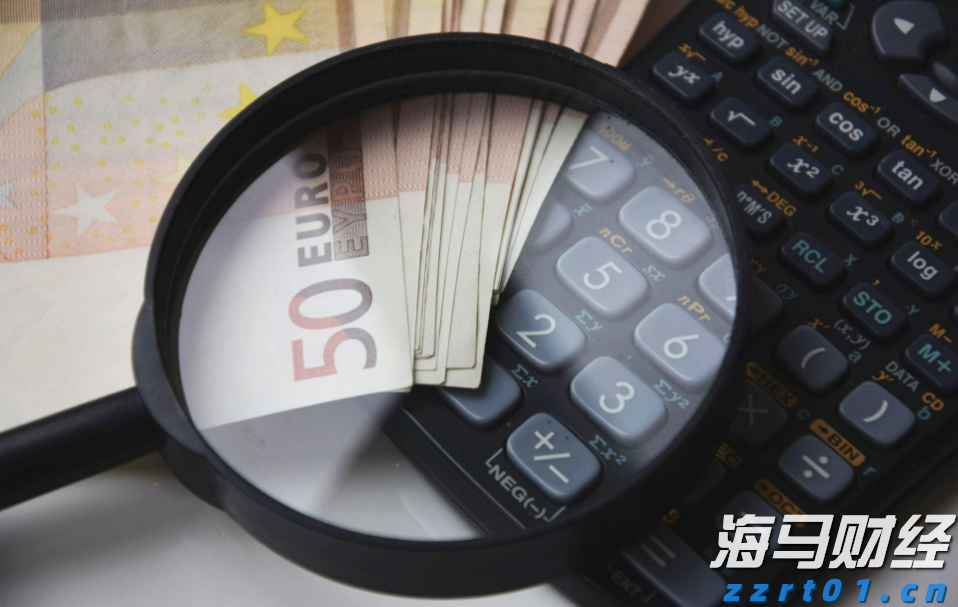 小学生看哥哥们踢十五运会足球赛，一声声加油稚嫩却嘹亮